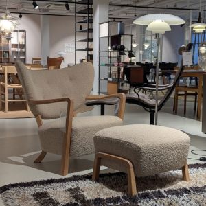 andTradition Wullf Sessel mit Hocker 